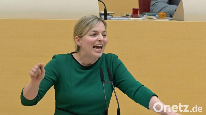 Katharina Schulze greift mit klaren Forderungen in die Debatte um eine Social-Media-Altersgrenze ein. (Archivbild) Bild: Malin Wunderlich/dpa