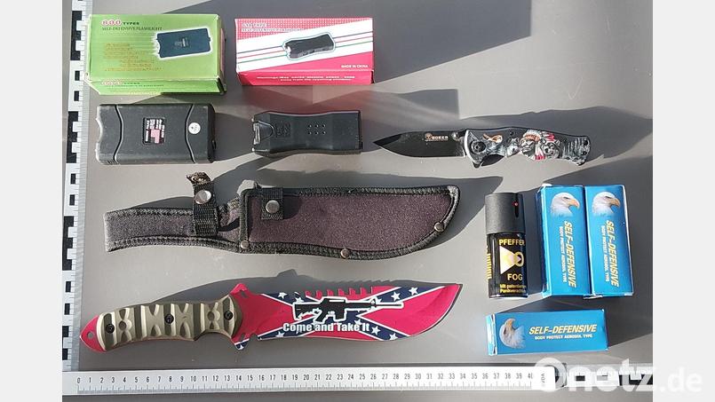 Die Bundespolizei stellte die Waffen sicher. Gegen den Jugendlichen ermittelt sie wegen Verstößen gegen das Waffengesetz. Bild: Bundespolizei/dpa