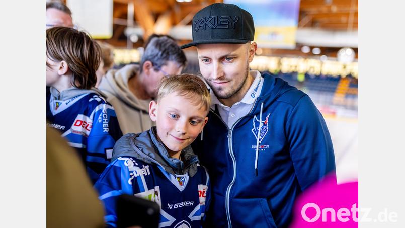 Ein Selfie mit dem scheidenden Kapitän Tomas Rubes stand bei den Fans der Blue Devils Weiden am Ostermontag hoch im Kurs. Bild: Tobias Neubert