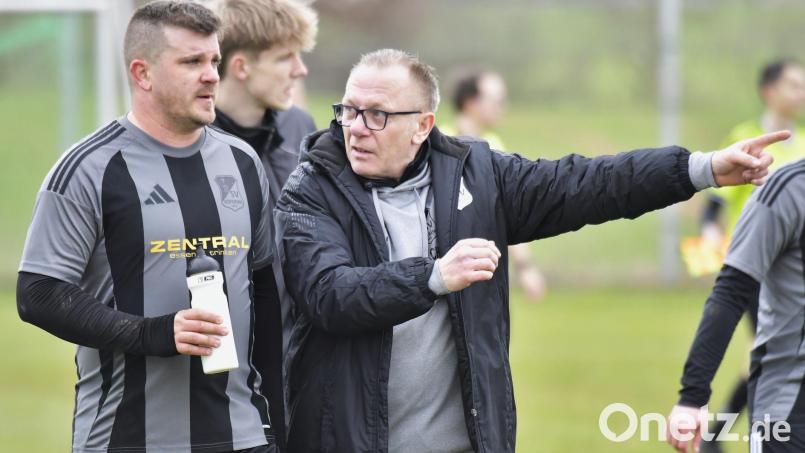 Christian Helleder (rechts) gibt beim SV Köfering künftig keinen Anweisungen mehr. Archivbild: Hubert Ziegler