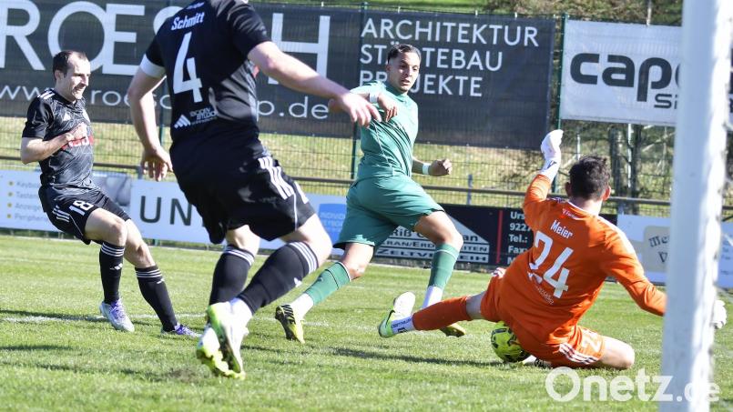 Großchance vergeben: Salah El Berd (Zweiter von rechts) von der DJK Gebenbach scheitert in dieser Szene an Torhüter Kevin Meier (rechts) vom SV Fortuna Regensburg, dessen Mannschaftskameraden Arlind Morina und Kapitän Lucas Schmitt (von links) nicht mehr eingreifen konnten. Bild: Hubert Ziegler