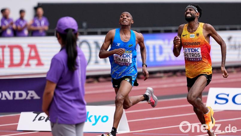 Packendes WM-Finish 2025 in Tokio beim Marathon: Alphonce Felix Simbu (l.) und Amanal Petros.  (Archivbild) Bild: Matthias Schrader/AP/dpa