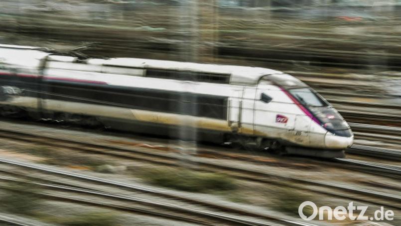 Ein TGV ist in Nordfrankreich auf einem Bahnübergang mit einem Lastzug zusammengestoßen. (Archivbild) Bild: Philippe Huguen/AFP/dpa