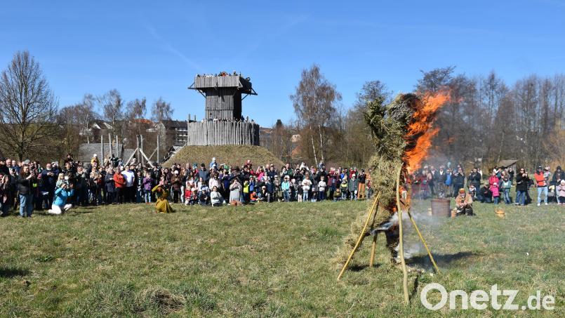 Viele hundert Zuschauer erlebten im Geschichtspark Bärnau-Tachov den Austrieb des Winters symbolisch mit dem Verbrennen einer Strohpuppe auf dem "Opferplatz" des Freilandmuseums-Geländes. Bild: ubb