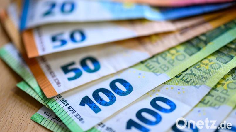 Warum der Mann so viel Geld dabeihatte, konnte die Polizei zunächst nicht sagen. (Symbolbild) Bild: Hendrik Schmidt/dpa