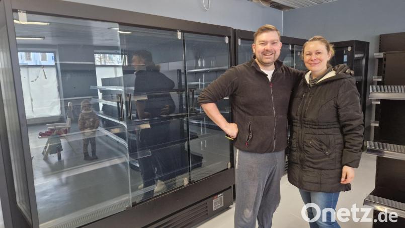 Daniela und Dimitri Buss aus Neunburg vorm Wald wagen mit dem Geschäft "SB King" im Gebäude Marktplatz 25 (früher SADlite) ab Ende April den Schritt in die Selbstständigkeit. Bild: Thomas Dobler