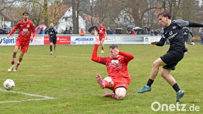 Der abstiegsgefährdete TSV Waldershof (rote Trikots) unterlag am Ostersamstag Titelkandidat SV Mistelgau mit 0:1. Bild: Gebert