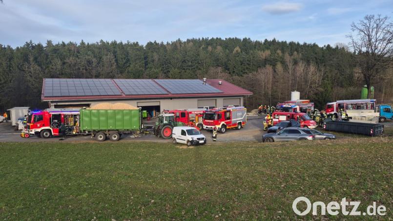 Ein Überblick über das Aufgebot des Feuerwehr-Einsatzes bei der Fischzuchtanlage von Familie Stier am Ostersonntag. Bild: Florian Trißl / Feuerwehr Plößberg