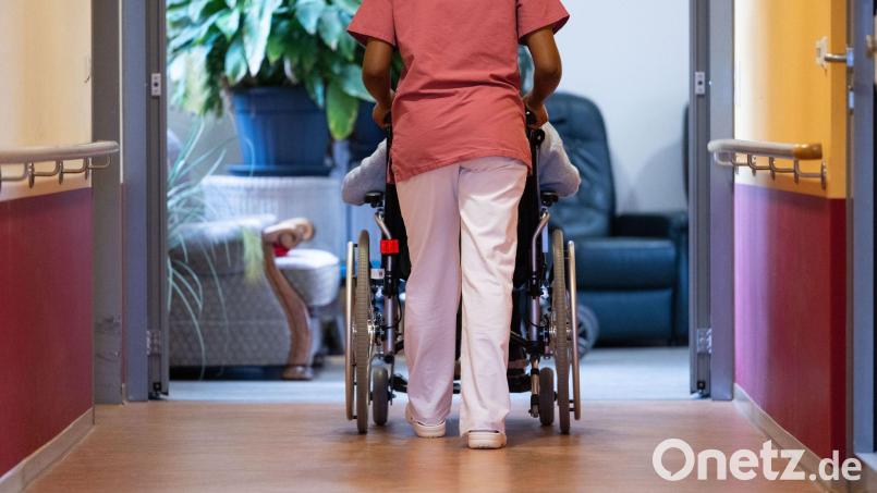 Nicht alle Heime des Betreibers Ambiente Care Süd sind betroffen. (Symbolbild) Bild: Marijan Murat/dpa