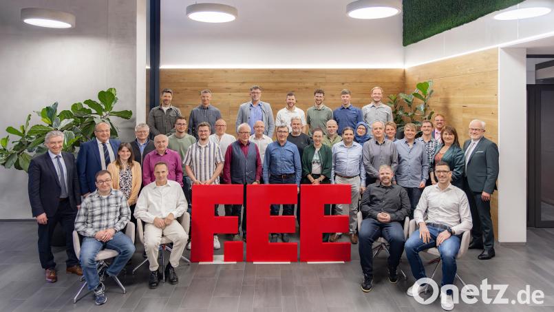 Die geehrten F.EE-Jubilare für 10- und 25-jährige Betriebszugehörigkeit im Kreise der Unternehmensleitung. Bild: F.EE, Carolin Hampp