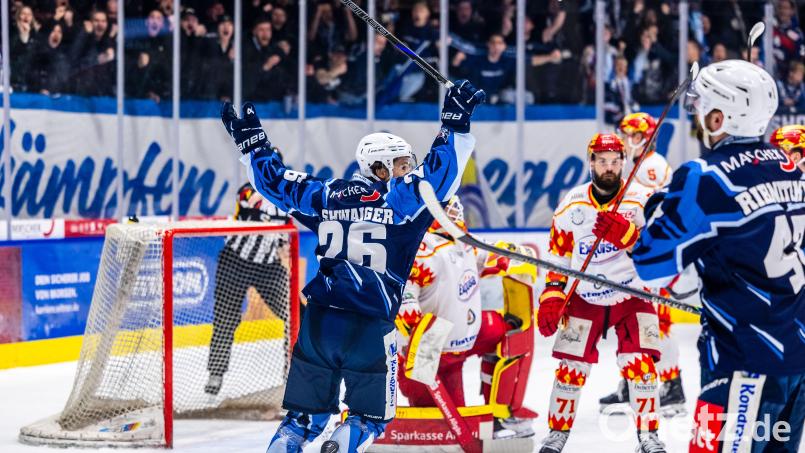 In der neuen Folge "Powerplay" geht es um den gelungen Klassenerhalt und die Zukunft der Blue Devils Weiden. Bild: Tobias Neubert