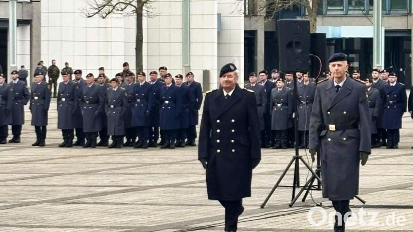 Vizeadmiral Dr. Thomas Daum und der scheidende Generalmajor Jürgen Setzer schreiten die Ehrenformation von 500 Soldatinnen und Soldaten auf der Bonner Hardthöhe ab. Bild: Ulrike Grallert