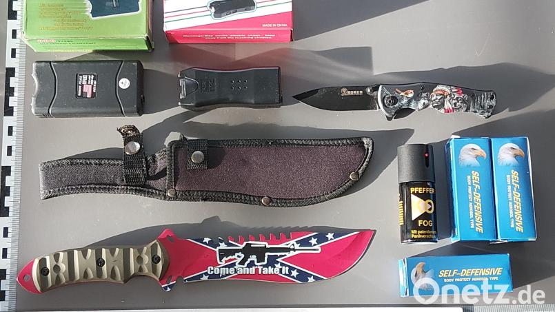 Die Polizei hat bei einem Jugendlichen ein Arsenal an Waffen gefunden, als sie ihn an der Grenze kontrollierten. Bild: Bundespolizei