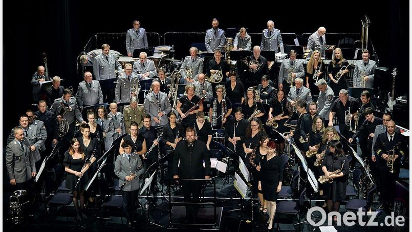 Die konzertante Aufführung symphonischer Blasmusik, Unterhaltungsmusik und die Pflege der Militärmusik liegen den rund 60 Musikerinnen und Musikern des Reservistenmusikzugs um ihren Dirigenten Thomas Prechtl besonders am Herzen. Bild: Lothar Prechtl/exb