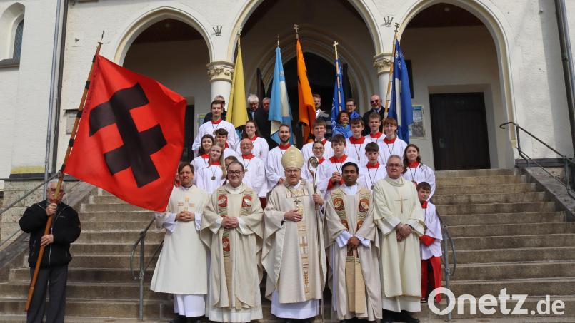 Ein Bild zur Erinnerung an einen Ostermontag, der mit einer sehr würdigen Messe zum 125. Jubiläum der KAB Rosenberg in besonderer Weise im Gedächtnis bleibt. Bild: mfh