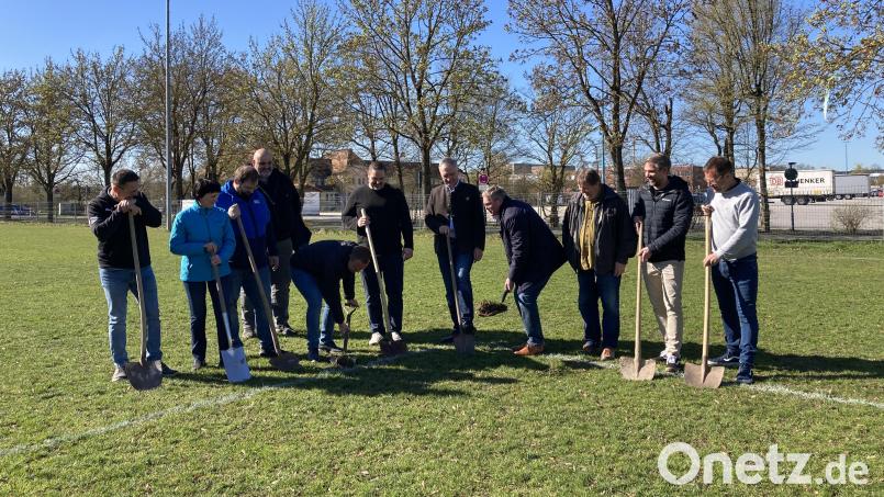 Zum Spatenstich für den neuen Kunstrasenplatz des TV 1861 Amberg kam unter anderem Noch-Bürgermeister Michael Cerny (Vierter von rechts), der dem Projekt-Initiator Bernhard Heinisch (Fünfter von links) einen Spaten Erde zuwirft. Bild: Stefanie Swann