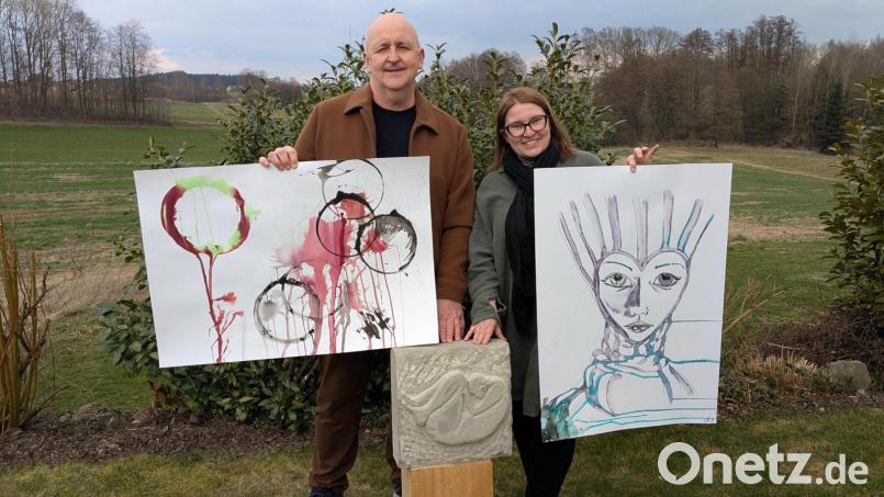 Vereinsgründer Jürgen Frischholz und die Zweite Vorsitzende des Kunst- und Kulturvereins Erbendorf, Eva Konz, haben drei Arbeiten herausgesucht, die unter anderem im Kunsthaus Waldsassen gezeigt werden. Sie freuen sich auf neue Begegnungen und Impulse während der Ausstellung in der Klosterstadt. Teils werden Mitglieder aus Erbendorf zu den Öffnungszeiten auch anwesend sein. Bild: Mona Konz