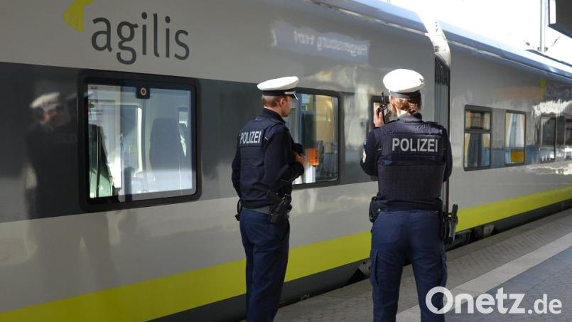 Am Ostermontag hat ein Zugbegleiter in einer Regionalbahn einen 20-jährigen Syrer beim Schwarzfahren erwischt. Anschließend verletzte der Reisende den Zugbegleiter und floh in Obertraubling aus dem Zug Symbolbild: Bundespolizei