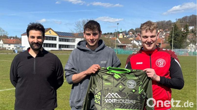 Kai Wolfram (Mitte) wird in der kommenden Saison beim TSV Tännesberg das Tor hüten. Trainer Ibrahim Devrilen (links) und Sportlicher Leiter Lucio Lobinger freuen sich. Bild: TSV Tännesberg