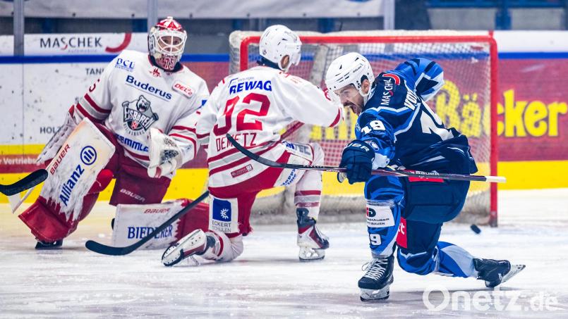 Alex-Olivier Voyer (rechts) jubelt auch in der kommenden Saison im Trikot der Blue Devils Weiden. Bild: Tobias Neubert