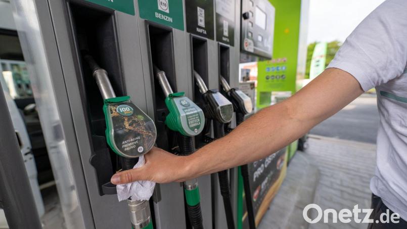 Ein Mann greift an einer Tankstelle in Tschechien zur Zapfpistole. (Archivbild) Bild: Pia Bayer/dpa