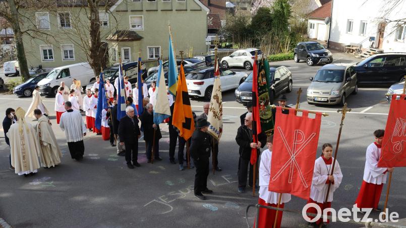 Ministranten, Fahnenabordnungen, Bischof Voderholzer und die begleitenden Geistlichen stellen sich zum Einzug in die Kirche auf. Bild: mfh