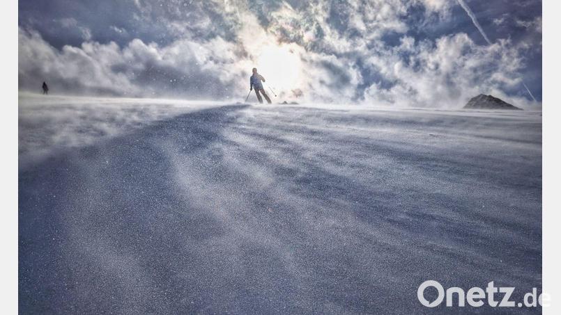 Der Skifahrer war zu Fuß zu einem Gipfel aufgestiegen. (Symbolbild) Bild: Sachelle Babbar/ZUMA Press Wire/dpa