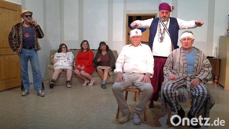 Das Wartezimmer bei den Mantler Noofrösch ist schon voller Patienten. Bild: Frank Borchardt/exb