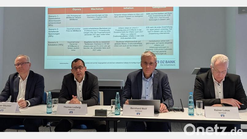 Trotz eines "herausforderndes Marktumfelds" sind (von links) Werner Bäumler, Thomas Ludwig, Bernhard Wolf und Rainer Lukas optimistisch für ihre Volksbank Raiffeisenbank Nordoberpfalz. Das betonte der Vorstand der Bank bei der Bilanzpressekonferenz. Bild: wüw
