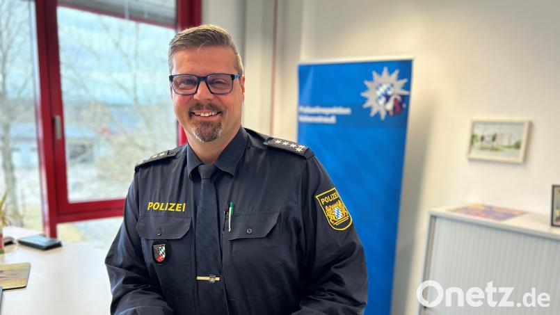 Erster Polizeihauptkommissar Wolfgang Achtert ist nun fast ein Jahr Dienststellenleiter der Polizeiinspektion Vohenstrauß. Der 57-jährige Etzenrichter muss unter anderem die Digitalisierung der Dienststelle weiter vorantreiben. Bild: ck