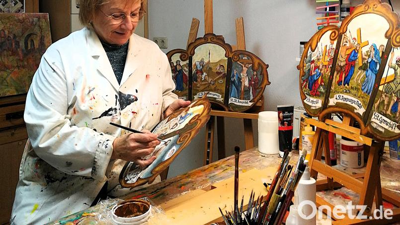 Künstlerin Angelika Sticht hat 148 Arbeitsstunden investiert, um die Kreuzweg-Gemälde an der Kapelle "Alter Herrgott" zu restaurieren. Bild: ubb