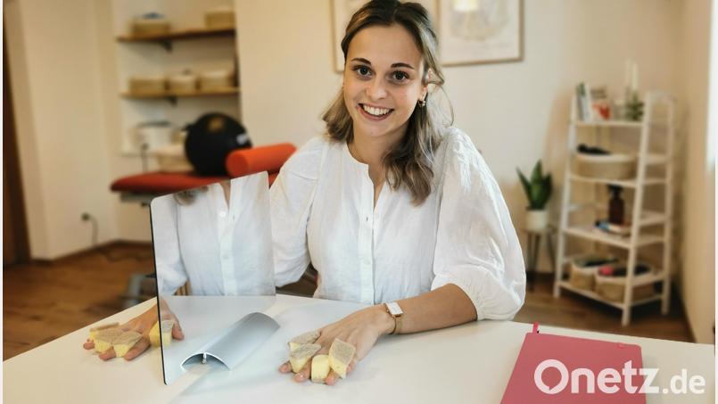 Ein Schwerpunkt von Ergotherapeutin Selina Präßl ist die Handtherapie. In ihrer neuen Praxis in Dieterskirchen wendet sie beispielsweise eine neurophysiologische Therapie mittels Spiegel an. Bild: Portner