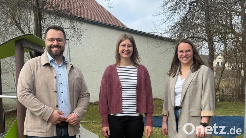 Bürgermeister Matthias Grundler und Katja Bloßfeldt von der Johanniter-Teamleitung (rechts) heißen Sarah Zimmet als neue Leiterin der Johanniter-Kinderkrippe „Waldnaabzwerge“ in Falkenberg willkommen. Bild: Tanja Ruckdäschel