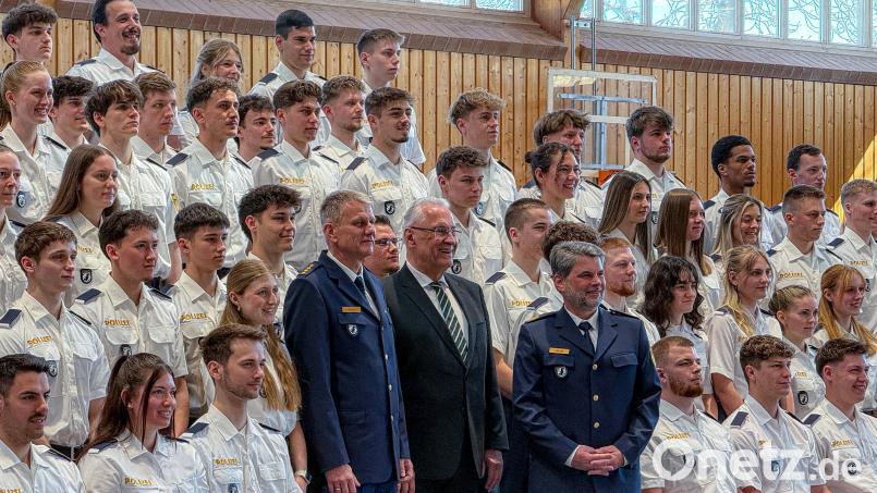 Bei der Begrüßung von 110 neu eingestellten Polizeianwärterinnen und Polizeianwärtern bei der VII. Bereitschaftspolizeiabteilung gab es das obligatorische Gruppenbild mit Staatsminister Joachim Herrmann (Mitte). Bild: Stephan Huber