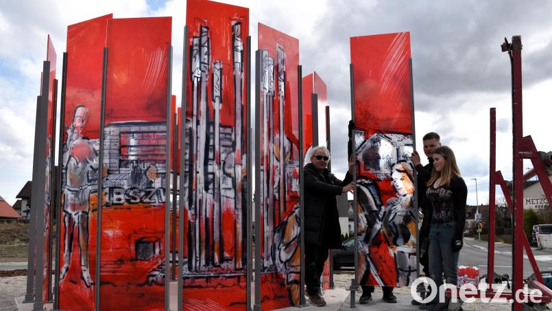 Nach gut sechs Stunden konnte die letzte von 15 Glastafeln eingesetzt werden. Bei der Installation des neuen Kunstwerkes im zweiten, nun fertigen Kreisverkehr von Wiesau, hat auch Erwin Ottes (links) Familie gern mitgewirkt. Urenkeltochter Luna und Enkel Hannes sind sowohl handwerklich wie künstlerisch wie der Großvater ambitioniert und immer dabei, wenn technische Hilfe benötigt wird. Bild: ubb