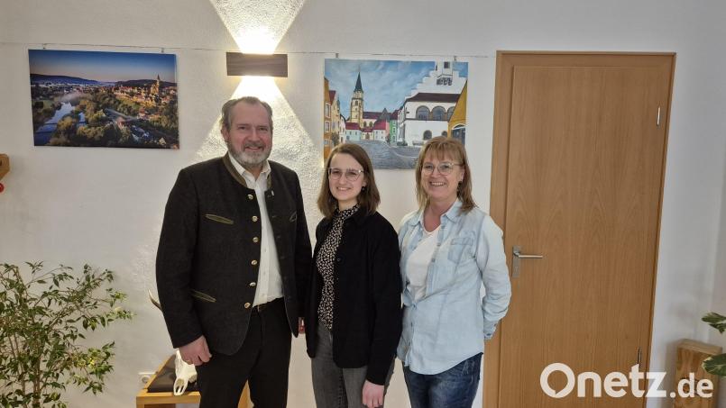 Nabburgs Bürgermeister und VG-Vorsitzender Frank Zeitler, die "GutePflegeLotsin" Theresa Krämer und Cornelia Kiener, Leiterin der Seniorenfachstelle am Landratsamt Schwandorf, freuen sich über das neue Angebot. Bild: Thomas Prey