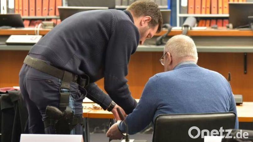 Diesel-Prozess in Hof: Ein Polizist nimmt dem Hauptangeklagten aus Berlin vor Beginn der Verhandlung die Handschellen ab. Bild: Konstantin Kraft