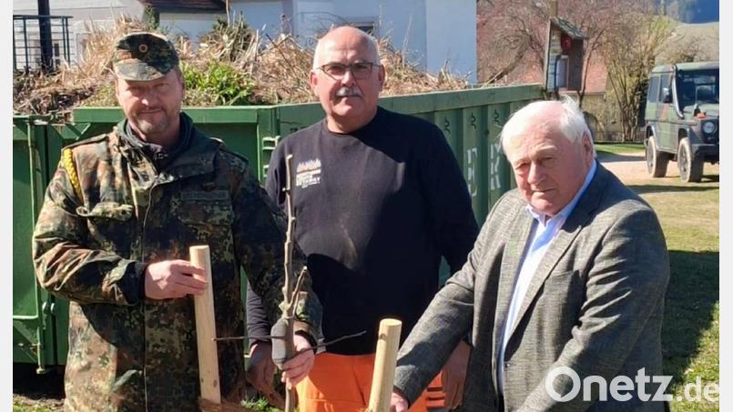 Bürgermeister Johann Wilhelm (rechts) und die Bundeswehrsoldaten pflanzten am Gemeindehaus einen Jubiläumsbaum, der an das 40-jährige Bestehen der Patenschaft zwischen der Kompanie und der Gemeinde erinnern soll. Bild: bnr