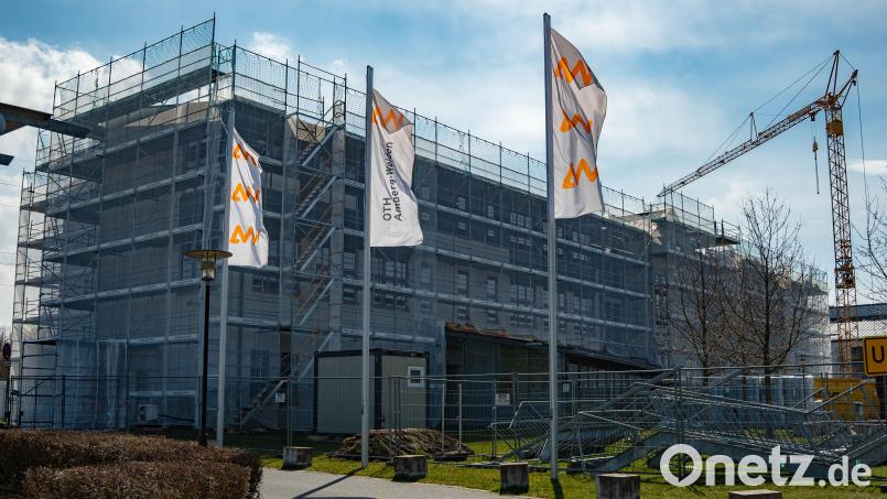 Seit drei Jahren wird an den Gebäuden der OTH in Weiden gebaut. Aktuell wird die Außenfassade des Hauptgebäudes gedämmt. Bis Ende des Jahren sollen die Maßnahmen beendet sein. Der Freistaat Bayern investiert insgesamt knapp neun Millionen Euro in die Sanierung. Bild: Noah Wegmüller-Kocher