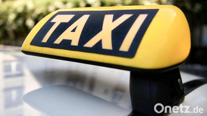 Eine 15-jährige Ambergerin zahlte ihre Taxifahrt nicht und muss sich nun wegen Leistungskreditbetrugs verantworten. Bild: Paul Zinken/dpa