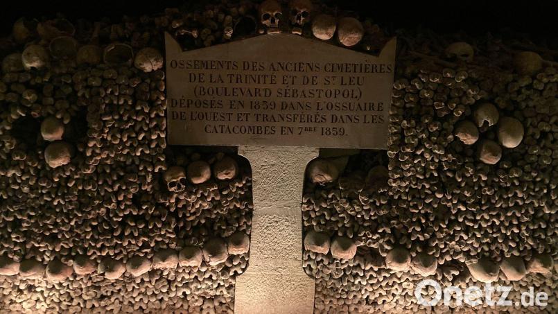 Die Pariser Katakomben entstanden Ende des 18. Jahrhunderts während einer Gesundheitskrise. Bild: Sabine Glaubitz/dpa