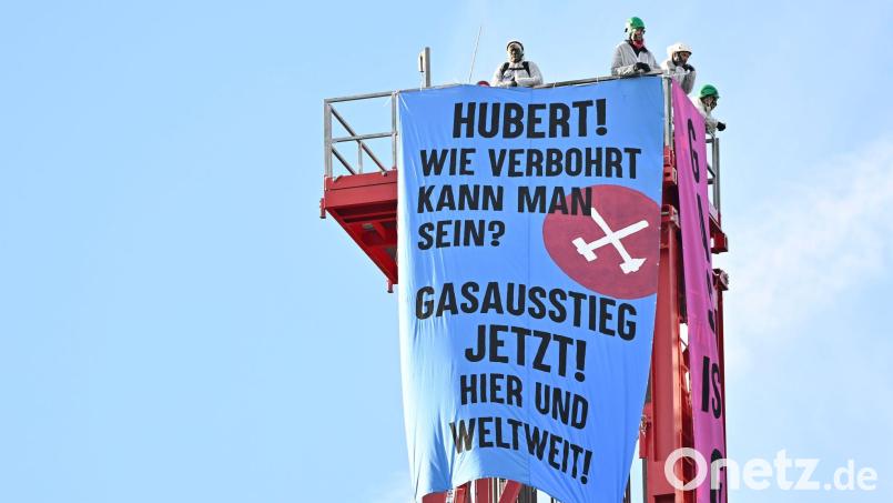 Die Aktivisten hatten auf dem Bohrturm ein Protestbanner befestigt. (Archivbild) Bild: Uwe Lein/dpa