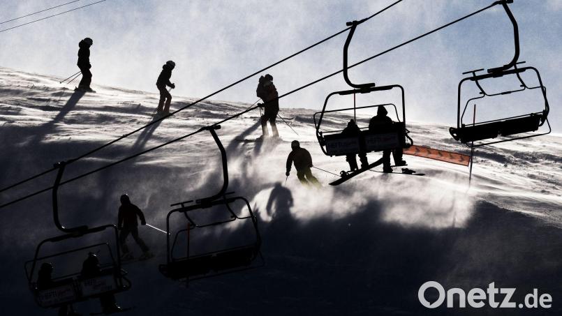 Die zwei Skifahrer krachten mit hoher Geschwindigkeit zusammen. (Symbolbild) Bild: Jean-Christophe Bott/KEYSTONE/dpa