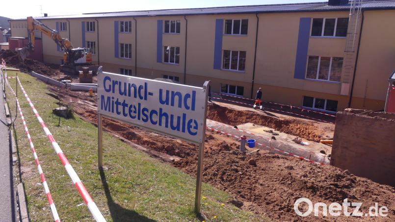 Auch vor dem Schulgebäude in Pressath ist die Erde aufgegraben. Bild:  Walther Hermann