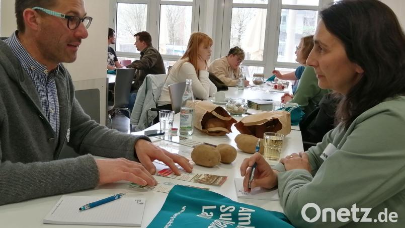 Bei der kulinarischen Kooperationsbörse „Gemeinschaftsverpfleger trifft Landwirt“ saßen sich vergangenes Jahr Direktvermarkter und Großküchenbetreiber gegenüber. Auch in diesem Jahr wird es unter dem Motto „Landwirt trifft Koch“ einen regen Austausch geben. Archivbild: Sabine Pfeiffer