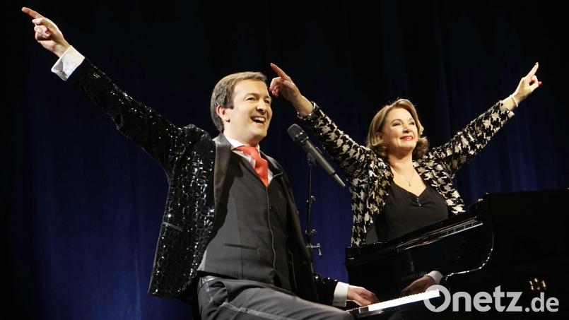 Die Udo-Jürgens-Interpreten Gabriela Benesch und Alex Parker entführen ihre Gäste auf eine musikalische Zeitreise. Bild: Erich Furrer/exb