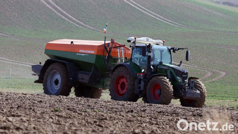 Der Krieg im Iran hat Auswirkungen auf die Düngerpreise – betroffen davon sind auch die Landwirte im Landkreis Schwandorf. Symbolbild: Bernd Wüstneck/dpa
