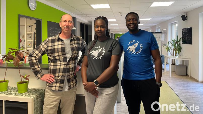 Zwei der Physiotherapeuten im Fitness- und Rehazentrum von Matthias Rauch (links) kommen aus Kenia. Carol und Alex arbeiten dort seit 2024. Rauch wohnt in Pirk. Bild: FRZ Heroldsberg