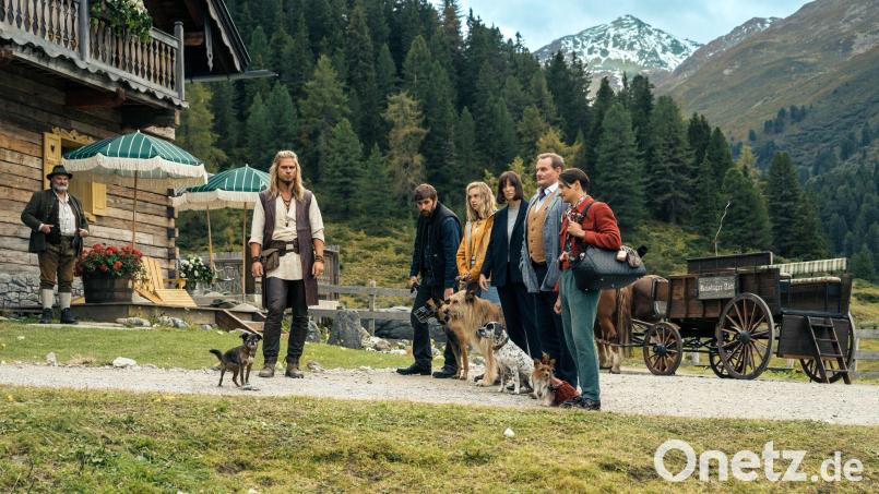 Rúrik Gíslason (v.l.n.r.), Kerim Waller, Anna Herrmann, Alexandra Maria Lara, Devid Striesow und Doga Gürer in einer Szene des Films „Eat Pray Bark – Therapie auf 4 Pfoten“ (undatiert). Der Film ist seit 1. April auf Netflix zu sehen. Bild: Stephan Rabold/Netflix/dpa