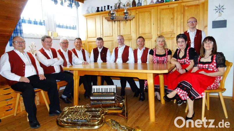 Die Störnsteiner Blasmusik stellt sich in den Dienst der guten Sache. Bild: Michaela Schuller/exb